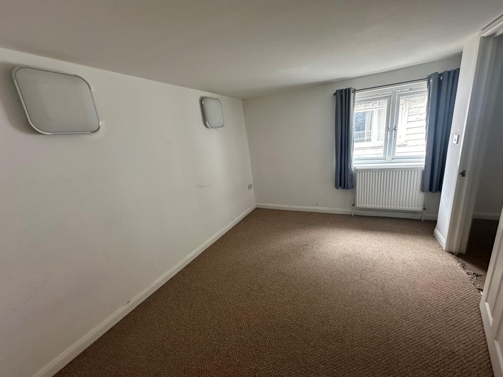 Lot: 141 - FOUR-BEDROOM HOUSE FOR IMPROVEMENT - Bedroom one